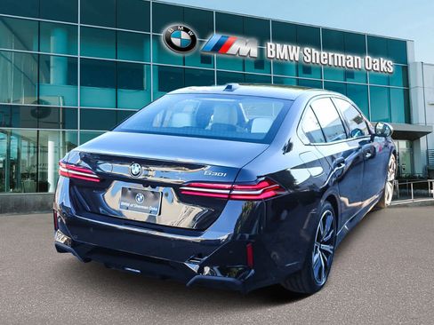 Used 2026 BMW 530i w/ M Sport Package RWD image 4
