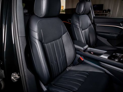 Used 2024 Audi Q8 e-tron Prestige image 23