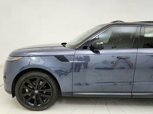 Used 2025 Land Rover Range Rover Sport SE image 4