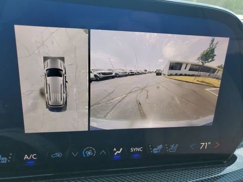 Used 2025 Chevrolet Traverse High Country FWD image 32