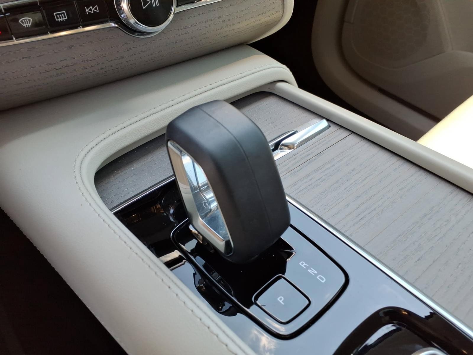 Certified 2025 Volvo XC90 T8 Plus w/ Protection Package AWD/4WD image 25