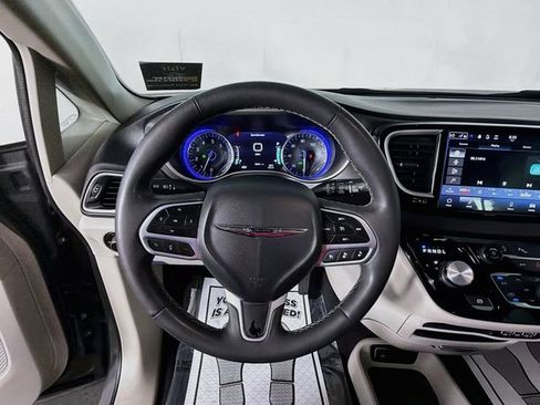 Used 2023 Chrysler Pacifica Touring-L FWD image 11