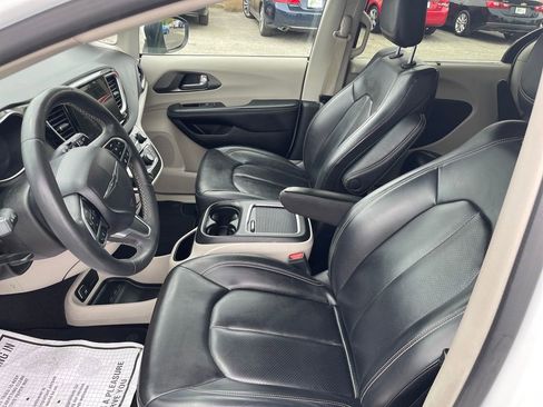 Used 2023 Chrysler Pacifica Touring-L FWD image 13