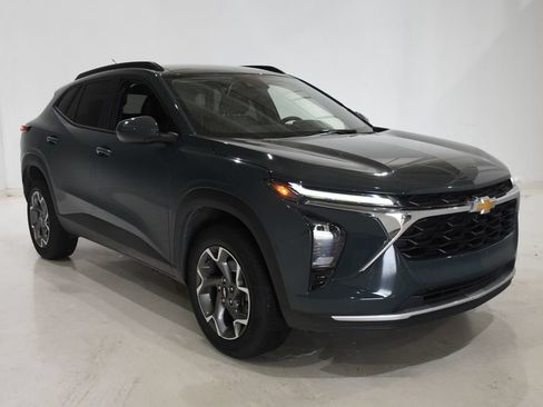 Used 2025 Chevrolet Trax LT FWD image 1