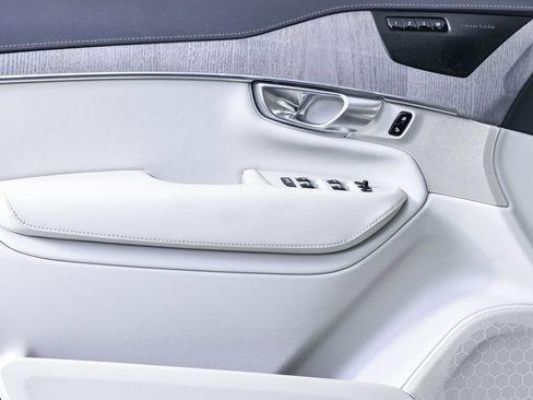 Certified 2023 Volvo XC90 T8 Ultimate AWD/4WD image 8