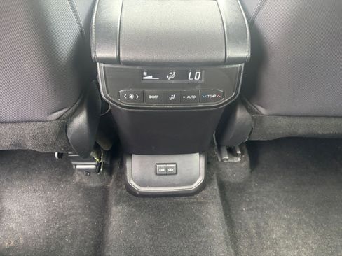 Used 2025 Toyota Highlander LE FWD image 25