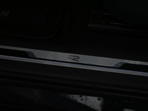 Used 2023 Volkswagen Tiguan SE R-Line image 17