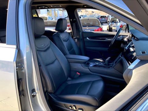 Used 2023 Cadillac XT6 Premium Luxury w/ Technology Package image 8