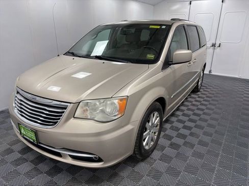 Used 2013 Chrysler Town & Country Touring image 3