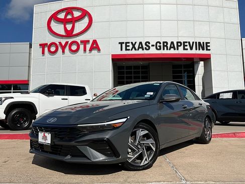 Used 2025 Hyundai Elantra SEL image 2