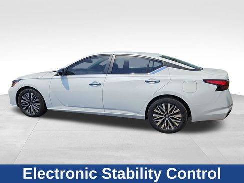 Used 2025 Nissan Altima 2.5 SV FWD image 4