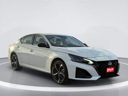 Used 2025 Nissan Altima 2.5 SR AWD/4WD image 6