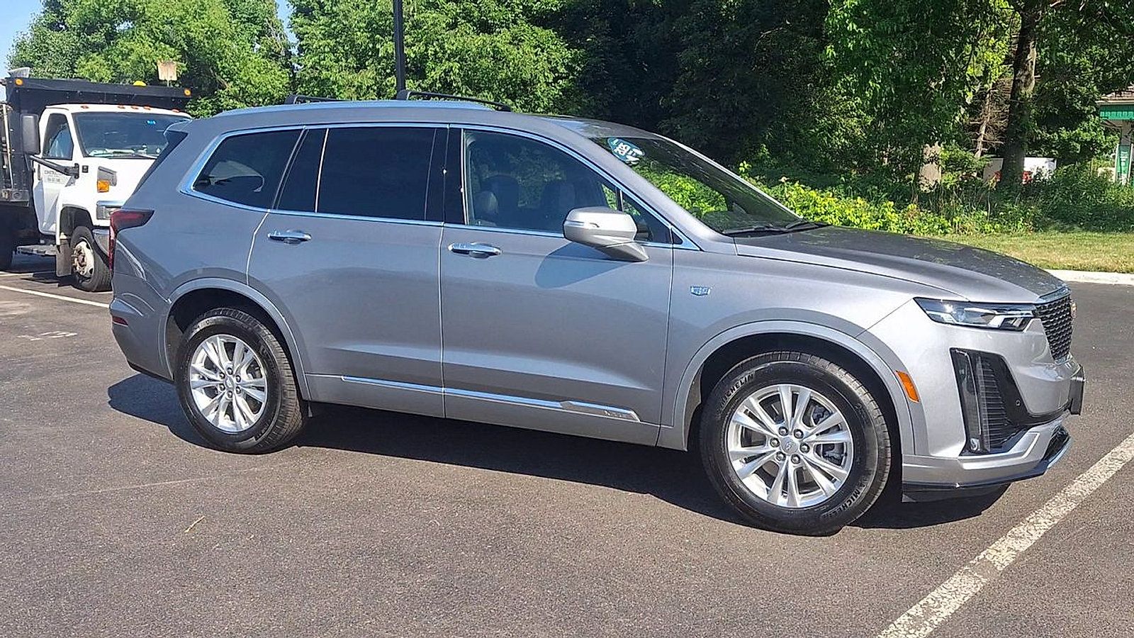 Certified 2025 Cadillac XT6 Luxury AWD/4WD image 4