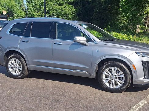 Certified 2025 Cadillac XT6 Luxury AWD/4WD image 4