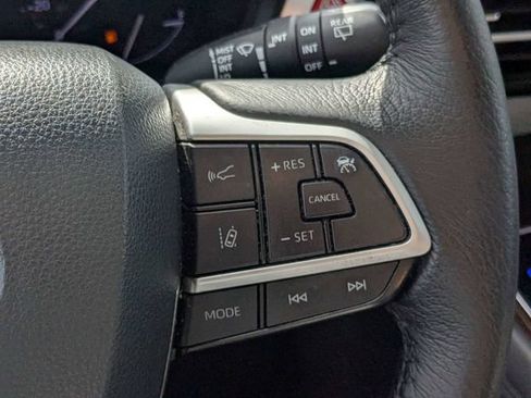 Used 2022 Toyota Sienna XLE FWD image 25