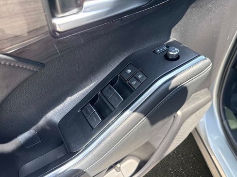 Used 2025 Toyota Highlander Platinum AWD/4WD image 17