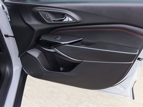 Used 2025 Chevrolet Trax RS w/ Sunroof Package image 27