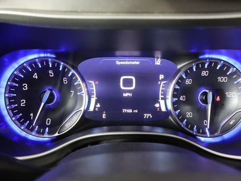 Used 2023 Chrysler Pacifica Touring-L FWD image 11