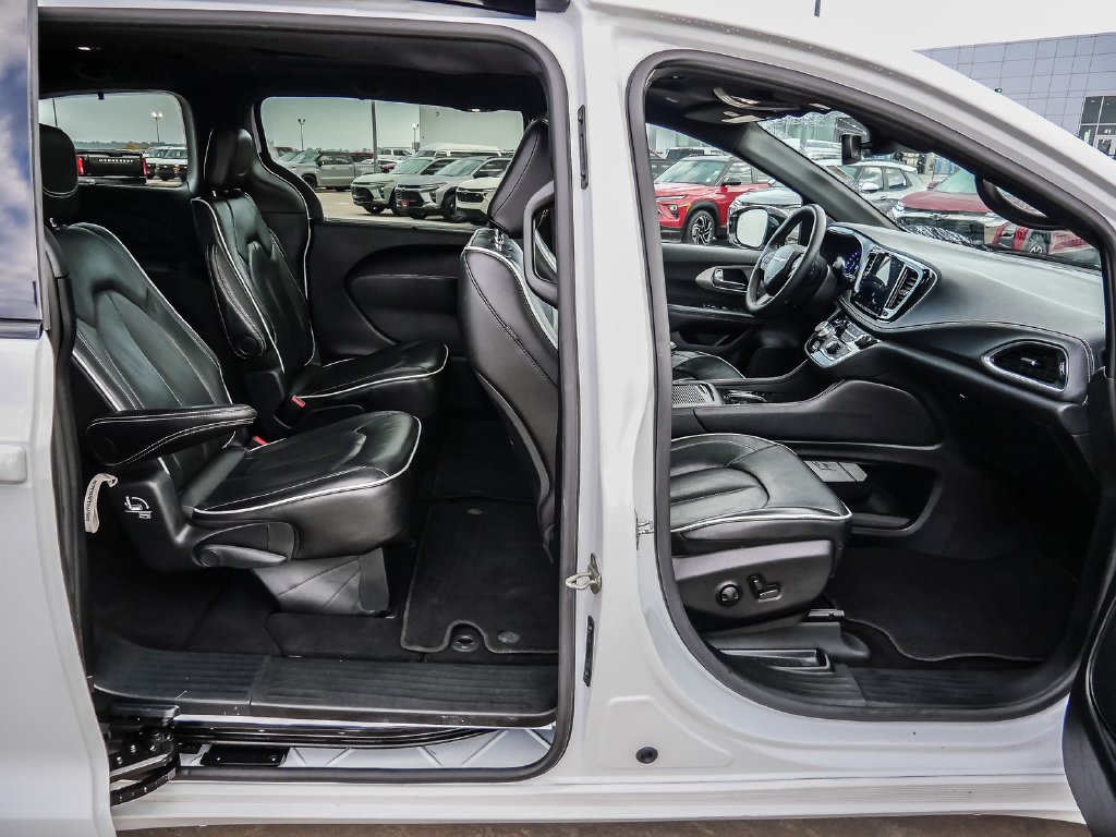 Used 2025 Chrysler Pacifica Limited FWD image 23