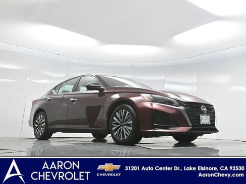 Used 2024 Nissan Altima 2.5 SV image 2