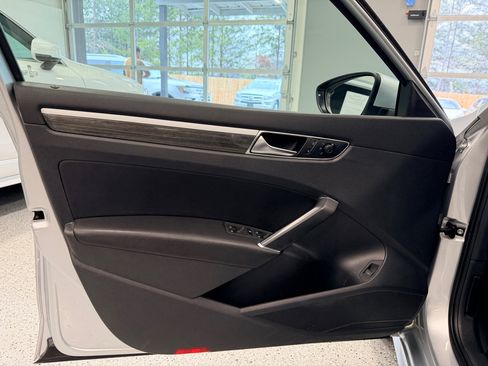 Used 2018 Volkswagen Passat 2.0T SE image 14