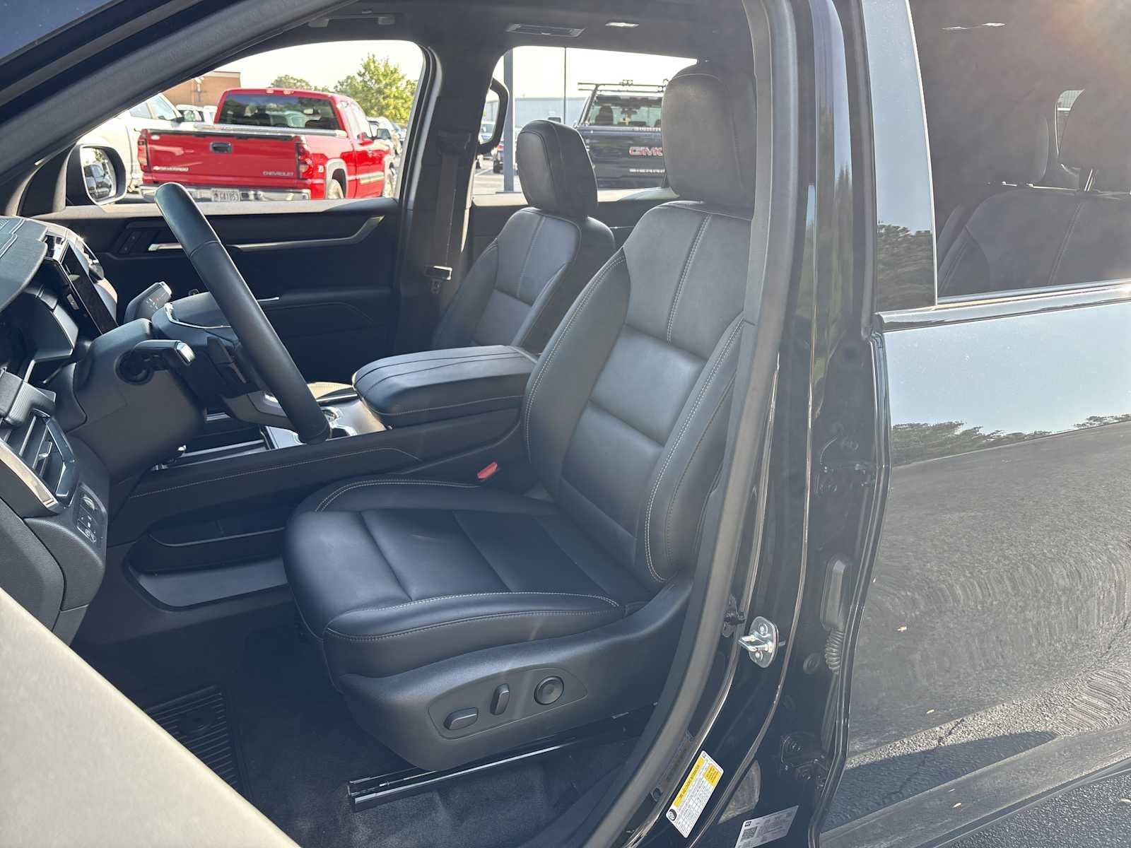Used 2025 GMC Acadia Elevation w/ Elevation Premium Package FWD image 16
