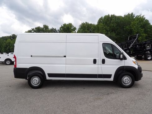 Used 2024 RAM ProMaster 2500 w/ Convenience Group FWD image 9