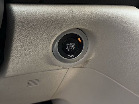 Used 2022 Chrysler Pacifica Touring-L w/ Uconnect Theater Family Group image 18