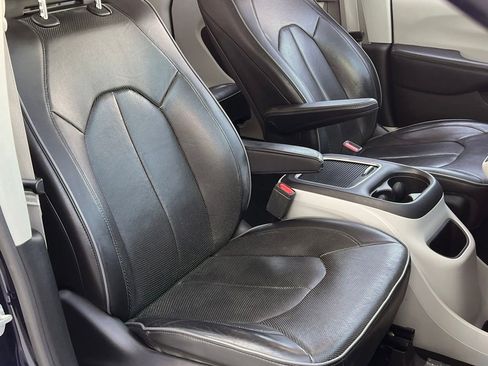 Used 2019 Chrysler Pacifica Limited w/ Tire & Wheel Group FWD image 15