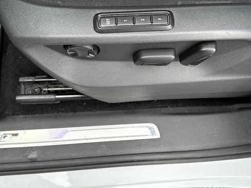 Used 2018 Volkswagen Tiguan SEL Premium w/ R-Line Package image 34