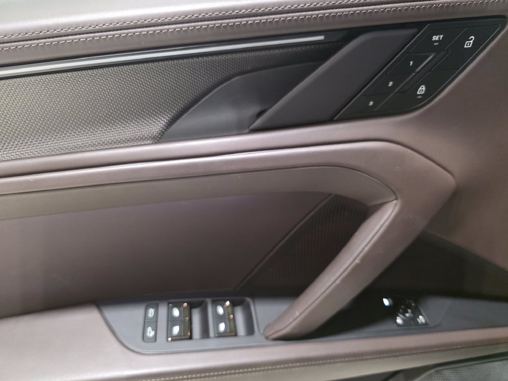 Certified 2026 Porsche Cayenne Turbo AWD/4WD image 21