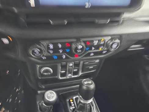Used 2024 Jeep Wrangler Unlimited w/ Convenience Group AWD/4WD image 19