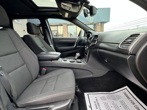 Used 2019 Jeep Grand Cherokee Laredo AWD/4WD image 25
