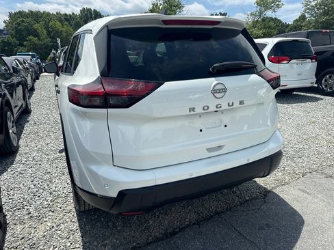 Used 2024 Nissan Rogue S FWD image 4