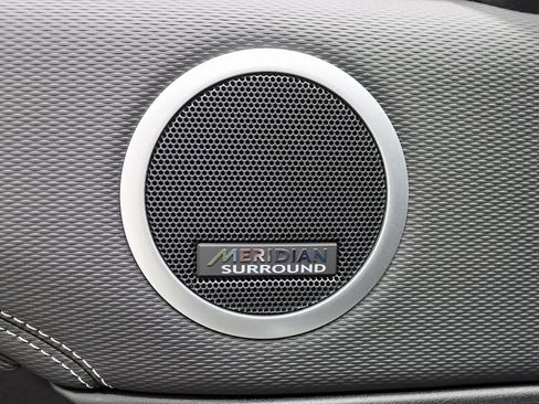 Used 2023 Land Rover Discovery Metropolitan Edition image 38