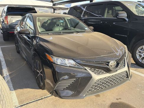 Used 2019 Toyota Camry SE image 2