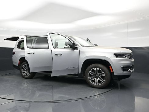 Used 2025 Jeep Wagoneer Series II AWD/4WD image 4