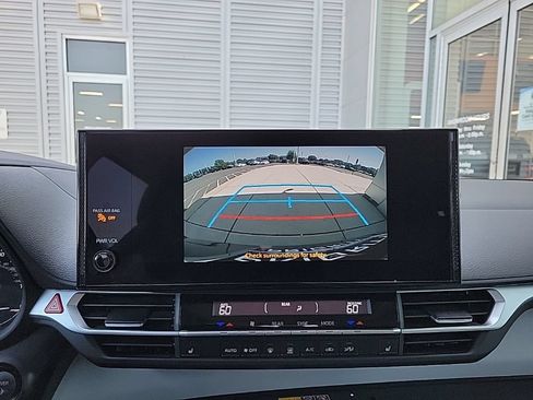 Used 2025 Toyota Sienna XLE FWD image 28