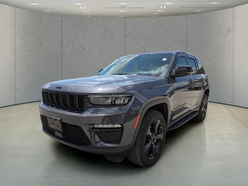 Used 2024 Jeep Grand Cherokee Limited w/ Black Appearance Package AWD/4WD image 11