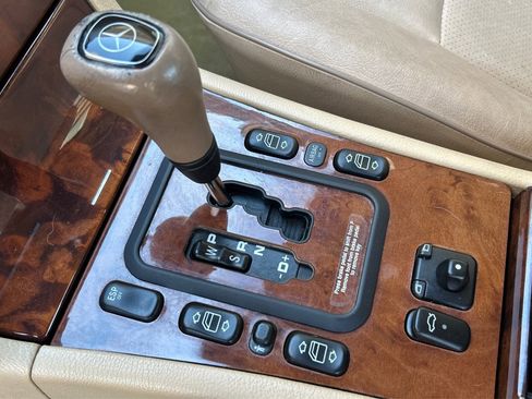 Used 2000 Mercedes-Benz E 320 Sedan image 23