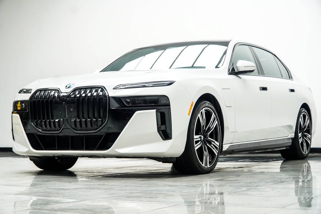 Used 2025 BMW 750e xDrive w/ Executive Package AWD/4WD image 13