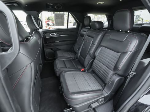 Used 2025 Ford Explorer ST-Line w/ ST-Line Street Pack image 18