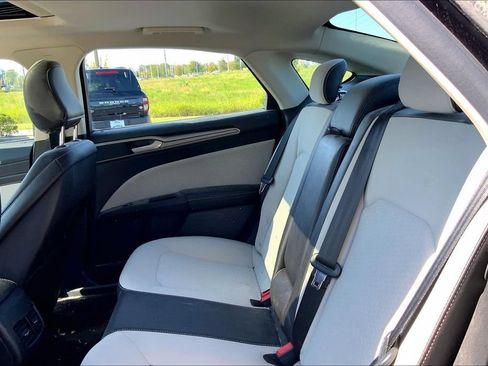 Used 2020 Ford Fusion SE w/ Equipment Group 151A FWD image 11