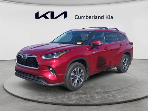 Used 2021 Toyota Highlander XLE AWD/4WD image 1