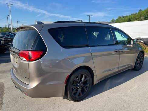Used 2018 Chrysler Pacifica Limited FWD image 4