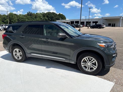 Used 2023 Ford Explorer XLT w/ Equipment Group 202A AWD/4WD image 3