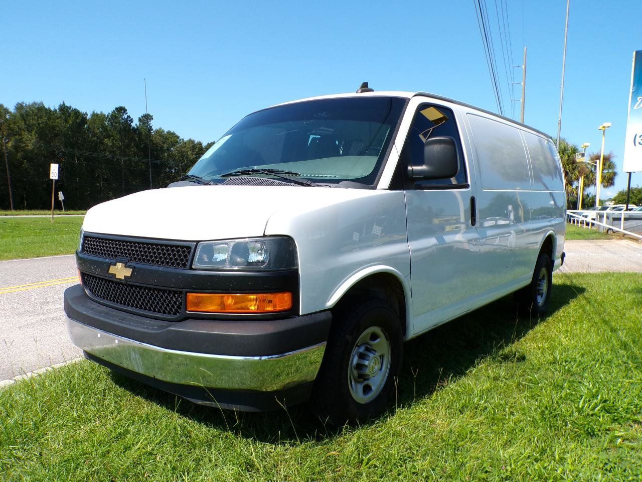 Used 2022 Chevrolet Express 2500 w/ Driver Convenience Package RWD image 4