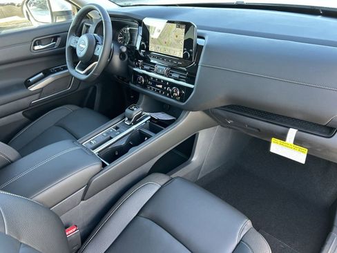 New 2025 Nissan Pathfinder SL image 8
