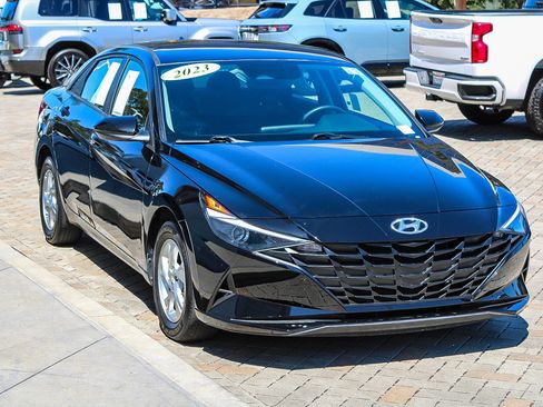 Used 2023 Hyundai Elantra SE FWD image 3