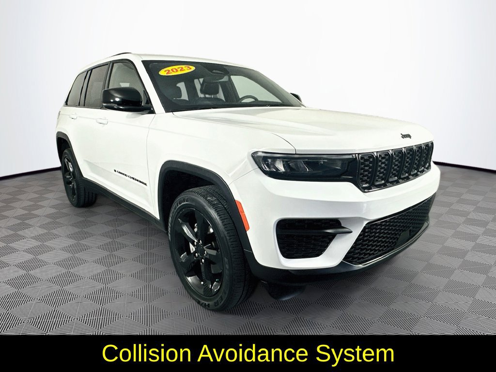 Used 2023 Jeep Grand Cherokee Altitude AWD/4WD image 3